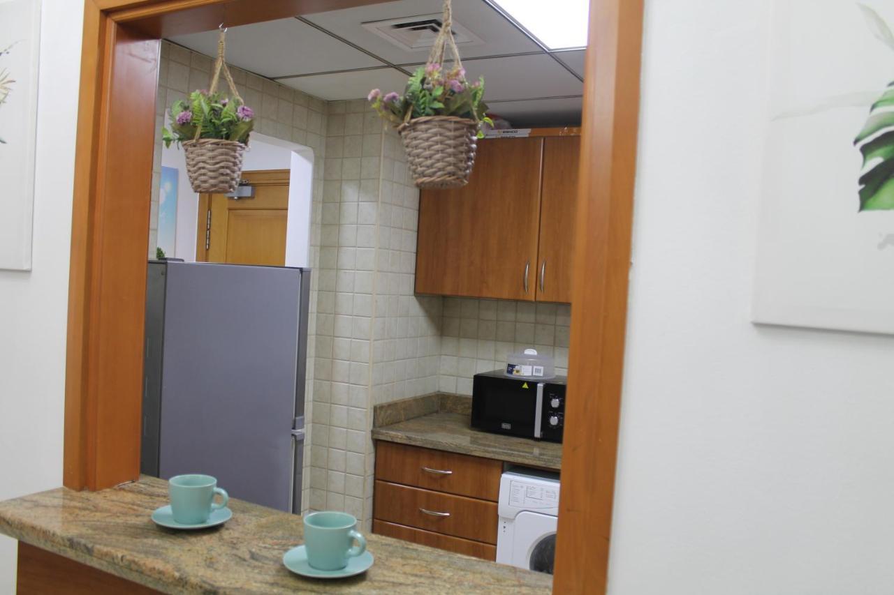 Newly Furnished One Bedroom Apartment Next To Metro & Beach In Marina Residence ドバイ エクステリア 写真