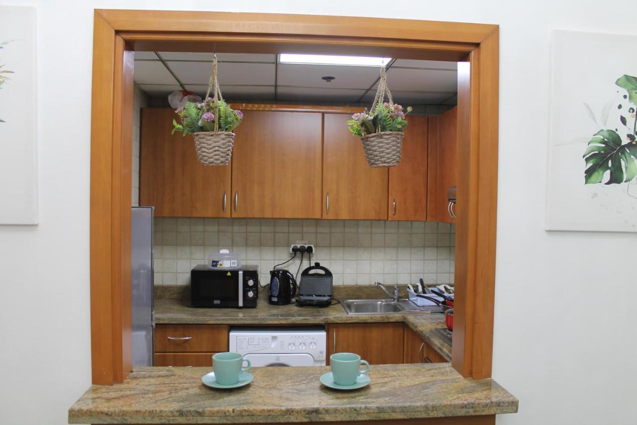 Newly Furnished One Bedroom Apartment Next To Metro & Beach In Marina Residence ドバイ エクステリア 写真